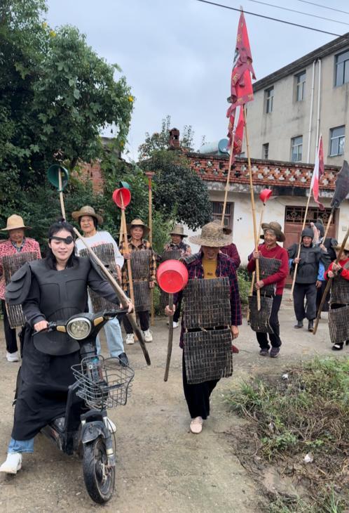 普惠配资 小伙带村里老人拍“夕阳红版三国” 创意演绎收获全网点赞