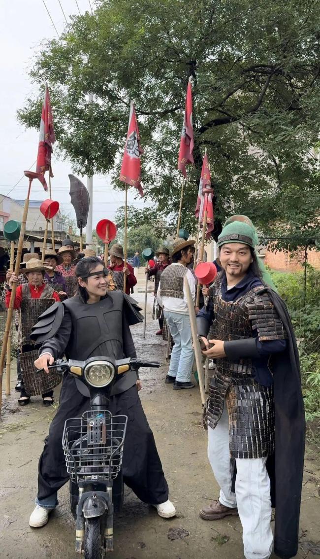 小伙带村里老人拍“夕阳红版三国” 创意演绎收获全网点赞